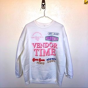 White sweatshirt (cold tone